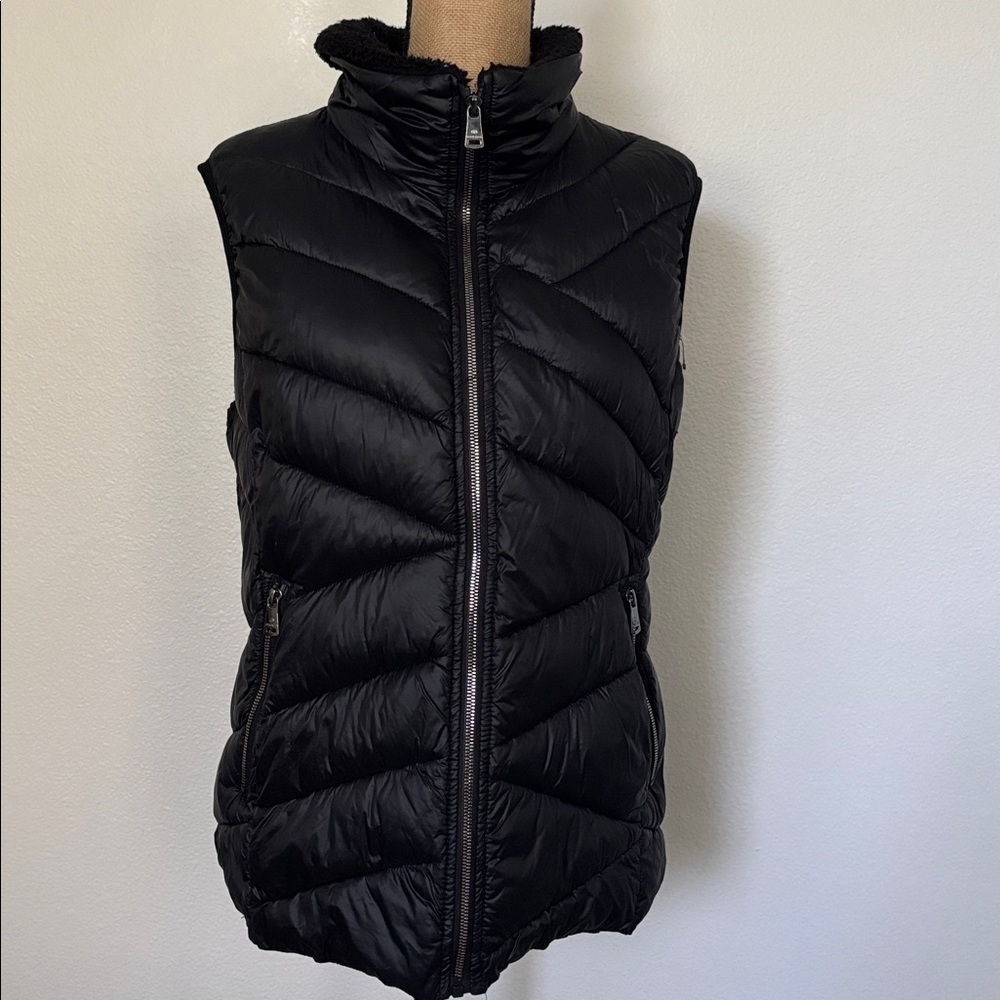 EUC Bernardo Quilted Black Vest with Plush Collar w collapsible compression bag.